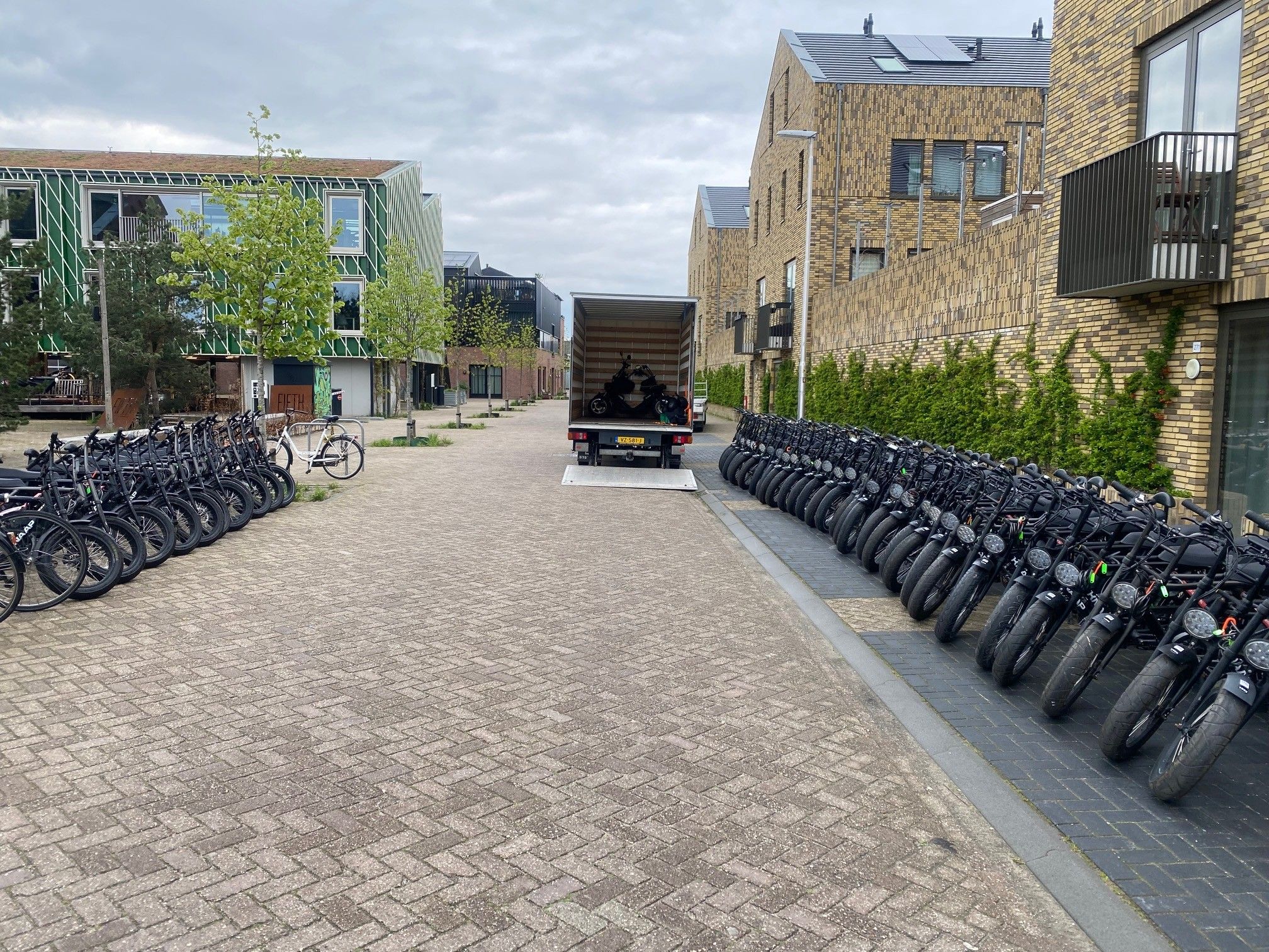 Levering op locatie van een groepsbestelling huurfietsen door Fietshuren.com