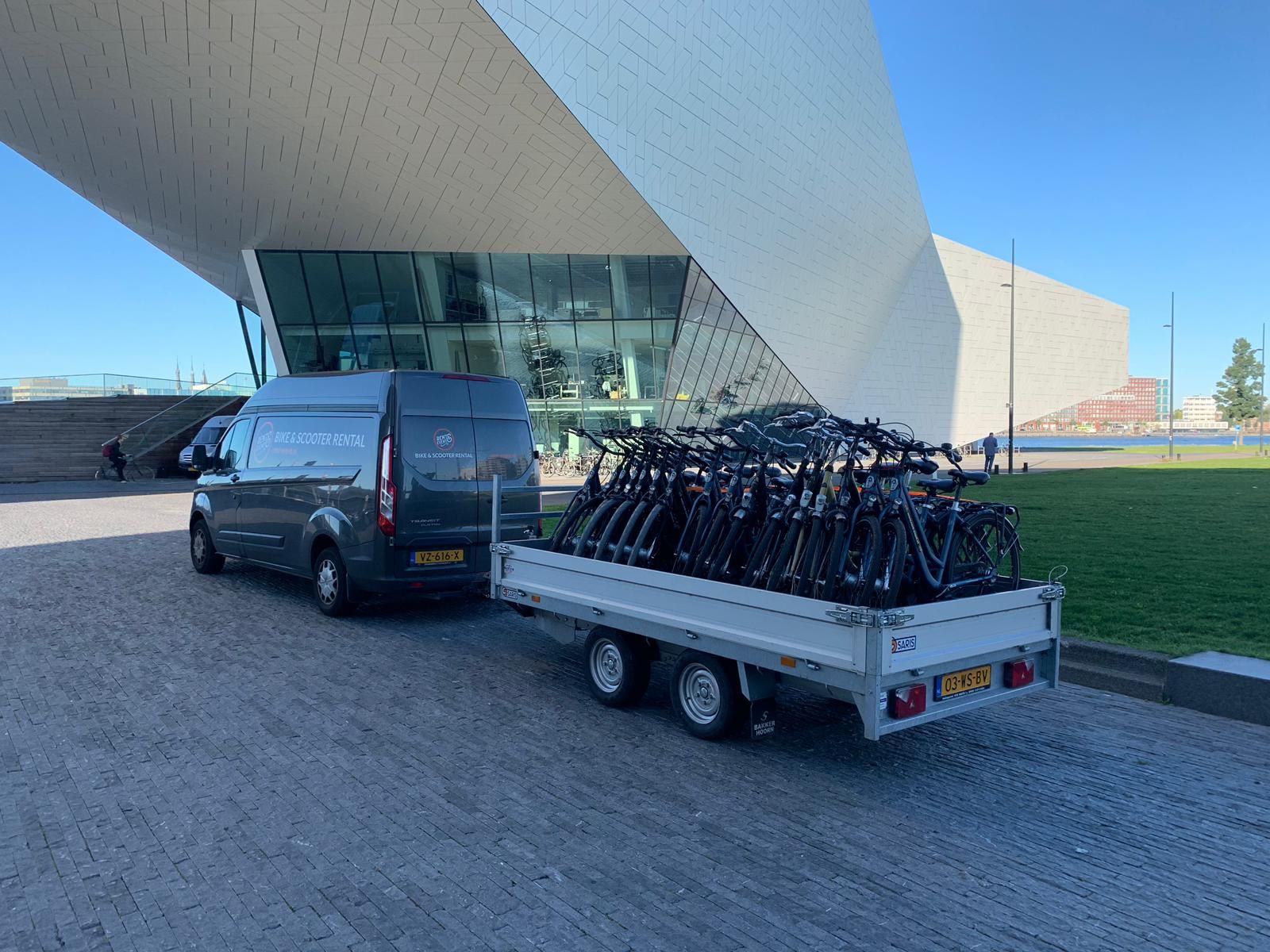 Levering op locatie van een groepsbestelling huurfietsen door Fietshuren.com