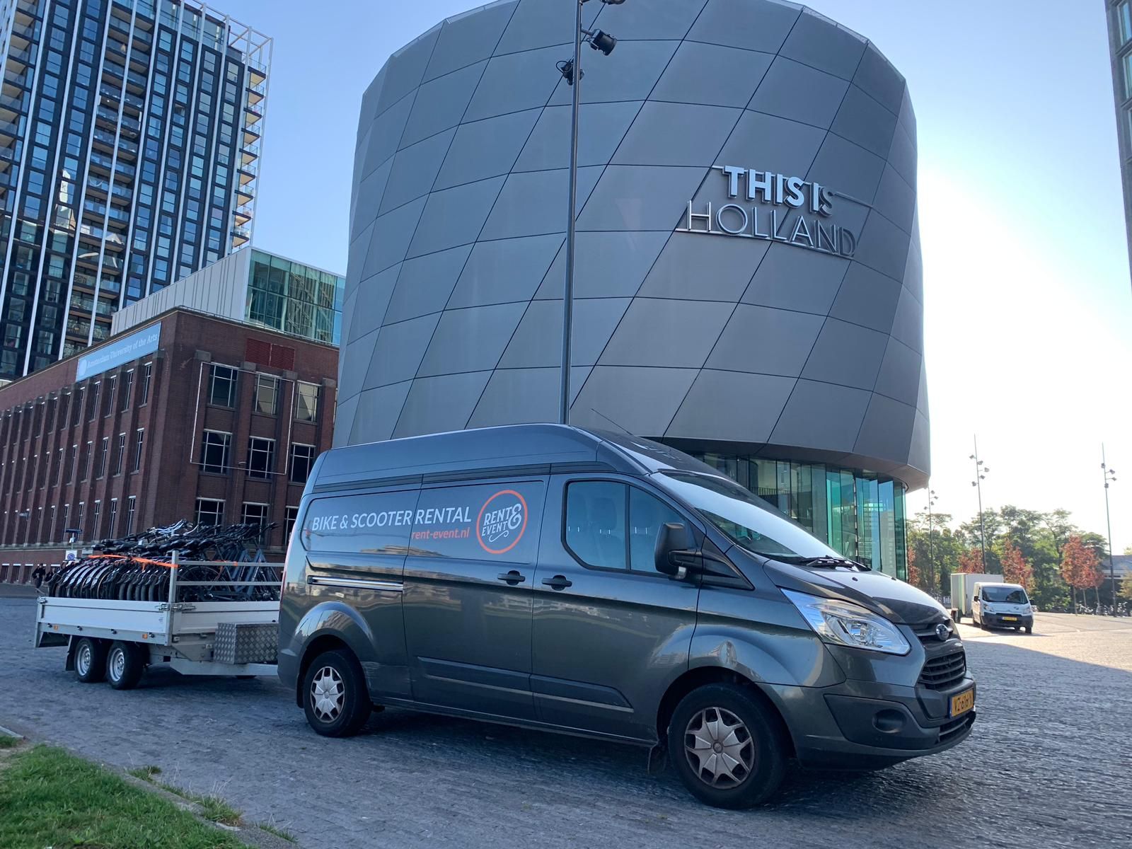 Levering op locatie van een groepsbestelling huurfietsen door Fietshuren.com