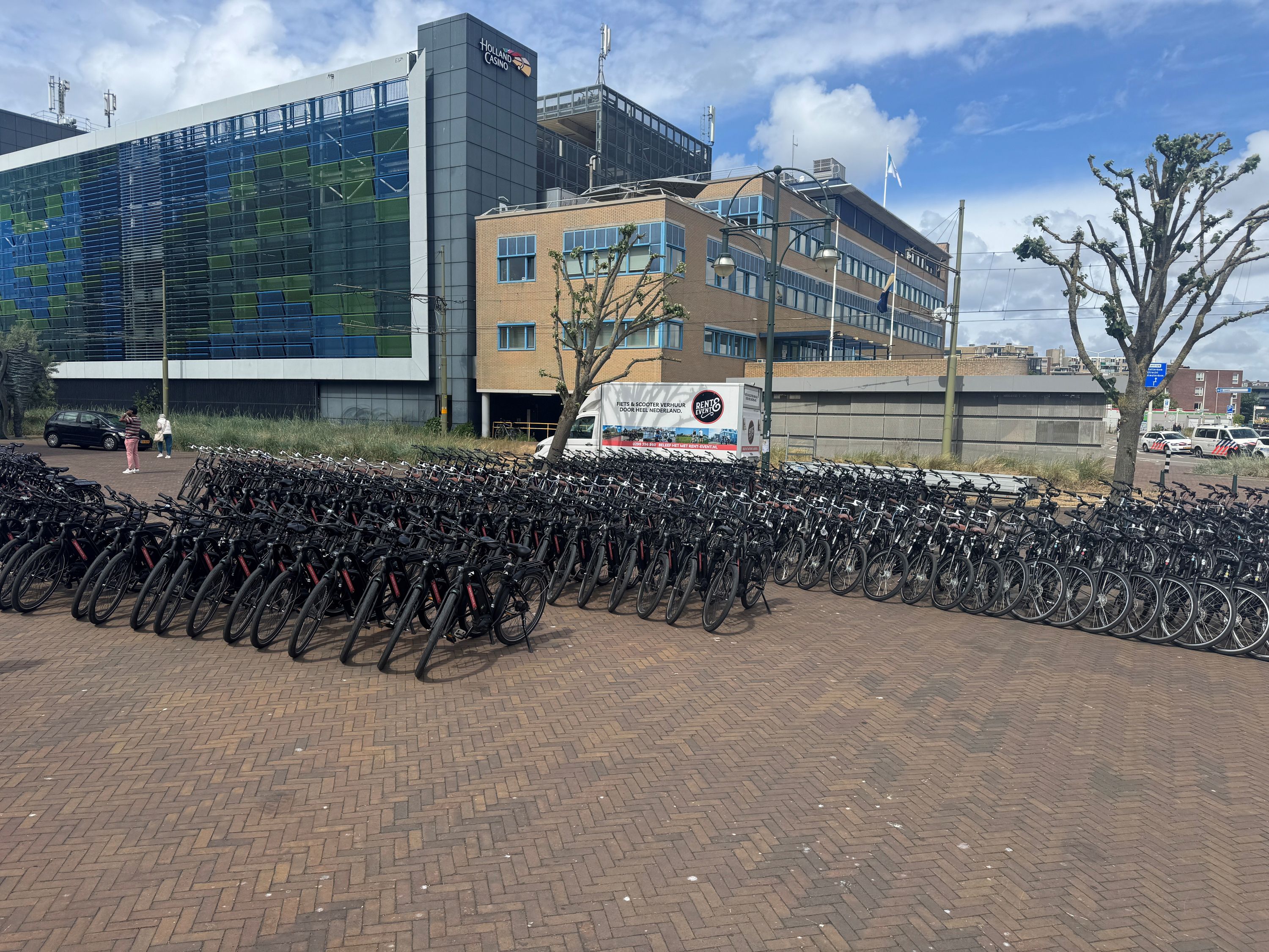 Levering op locatie van een groepsbestelling huurfietsen door Fietshuren.com