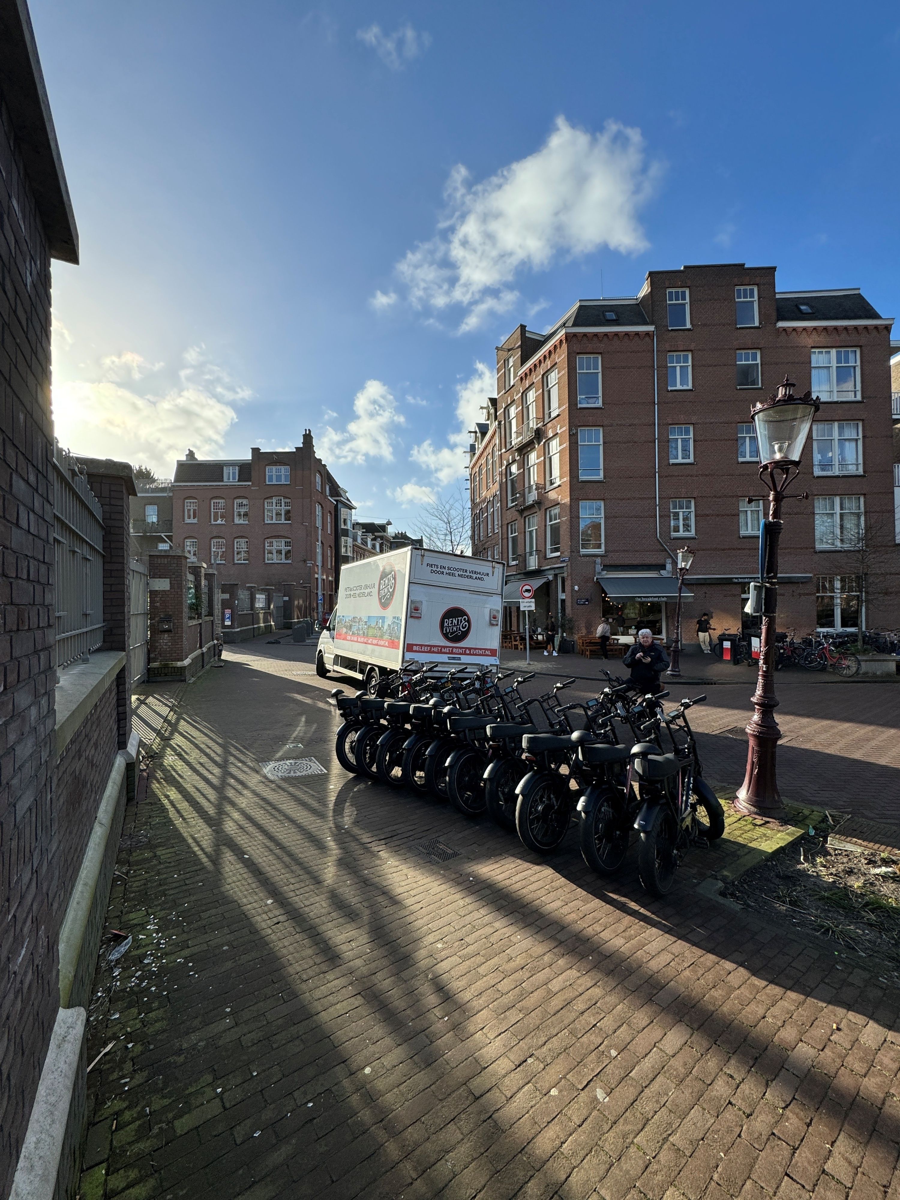 Levering op locatie van een groepsbestelling huurfietsen door Fietshuren.com
